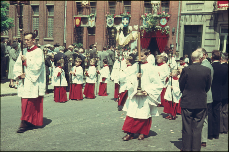Kinderen-tijdens-processie