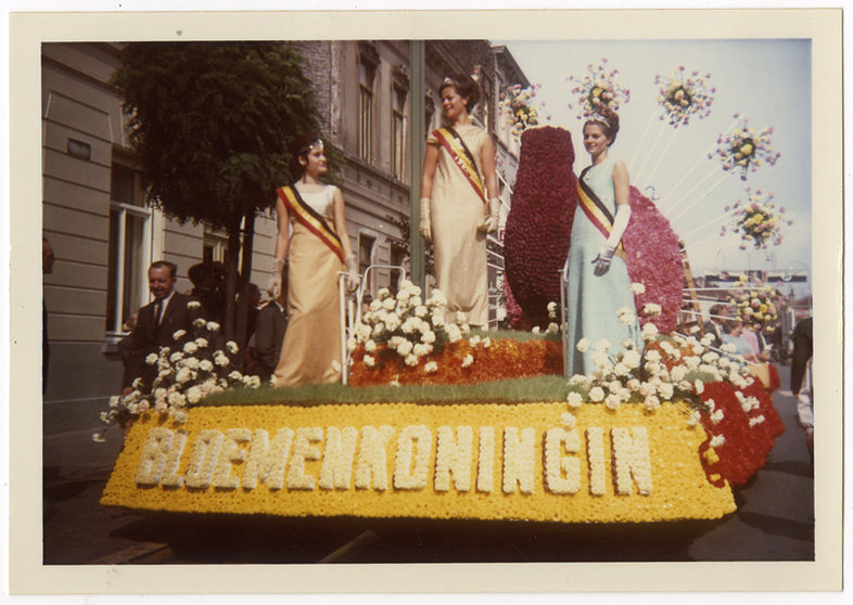 Wagen-van-bloemenkoningin-tijdens-bloemencorso-Gent-1968