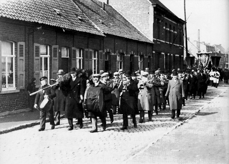 Harmonie-Sint-Cecilia-leidt-een-begrafenisstoet-Lebbeke-1935