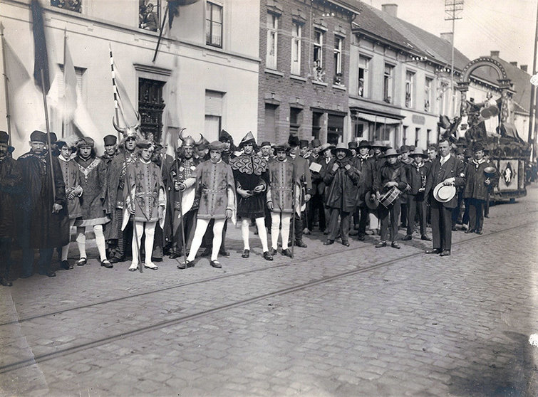 Fanfare-Moed-en-Volharding-in-optocht-Heist-op-den-Berg-1930