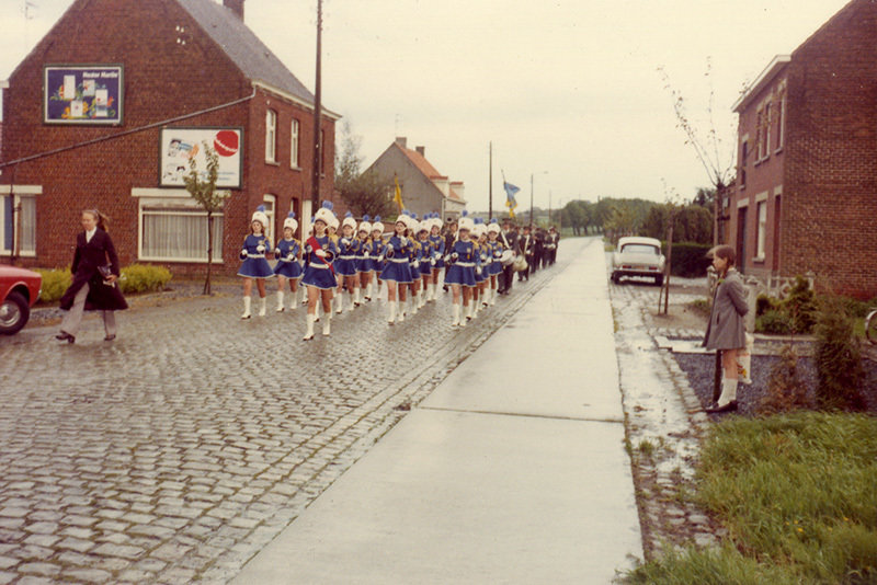 Majorettes-van-Harmonie-Deugd-en-Vreugd-Gits-1972