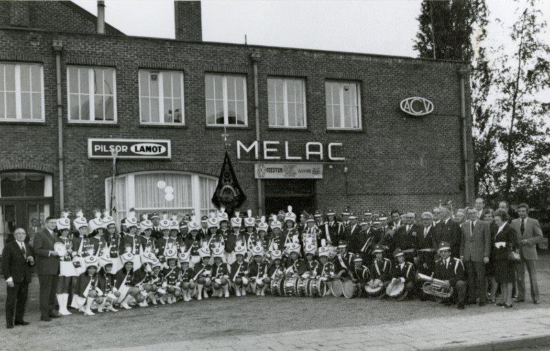 Majorettes-en-muzikanten-van-Harmonie-Zwijnaarde-in-uniform-Zwijnaarde