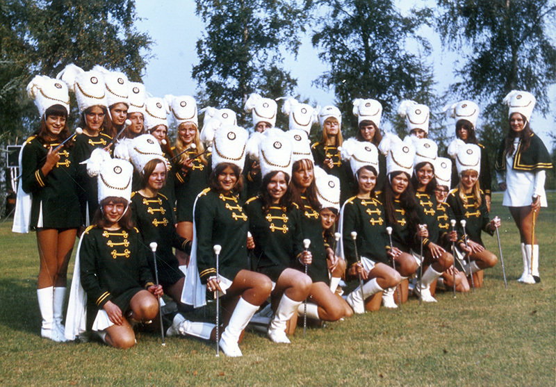 Majorettes-van-Fantasiekorps-Crescendo-Brasschaat