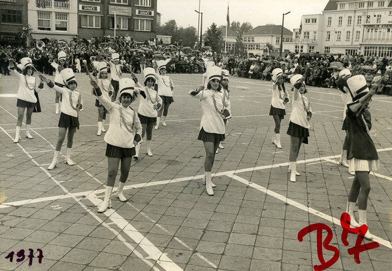 Majorettes-van-Harmonie-Sint-Cecilia-Bassevelde-Knokke-Heist-1977