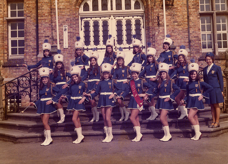 Majorettes-van-Harmonie-Deugd-en-Vreugd-Gits-1975