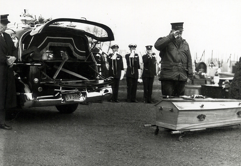 Harmonie-Sint-Cecilia-brengt-treurmars-bij-begrafenis-Poperinge-1967