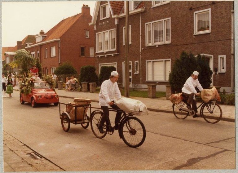 Figuranten-tijdens-Zwijntjesstoet-Zwijnaarde-1983