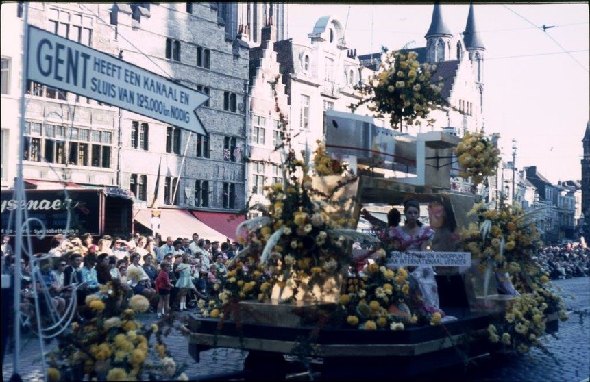 Praalwagens-tijdens-bloemencorso-Gent