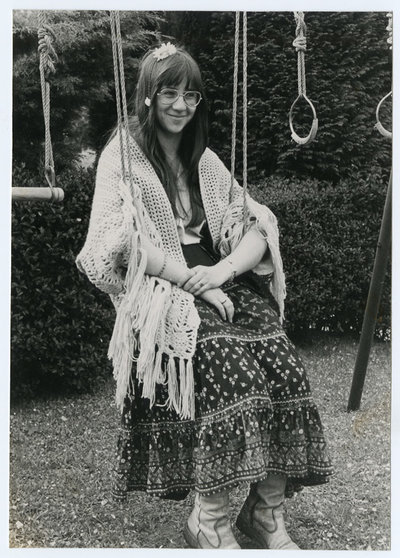 Vrouw-op-schommel-1979