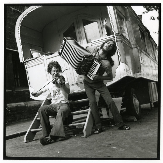 Twee-muzikanten-met-viool-en-accordeon