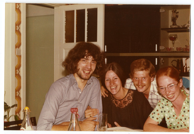 Jong-gezelschap-aan-tafel