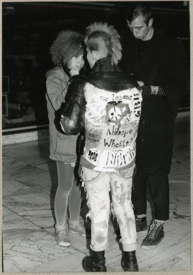 Punker-met-hanenkam-tijdens-anti-rakettenbetoging