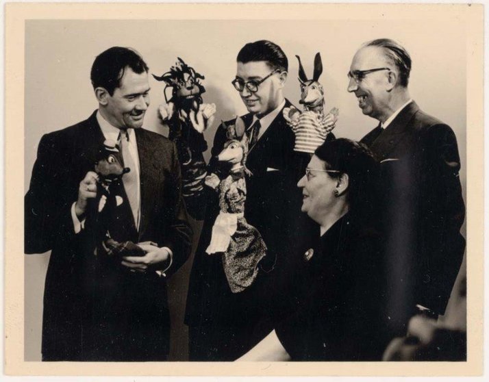 Pil-en-de-familie-Contryn-poseren-met-handpoppen-Mechelen