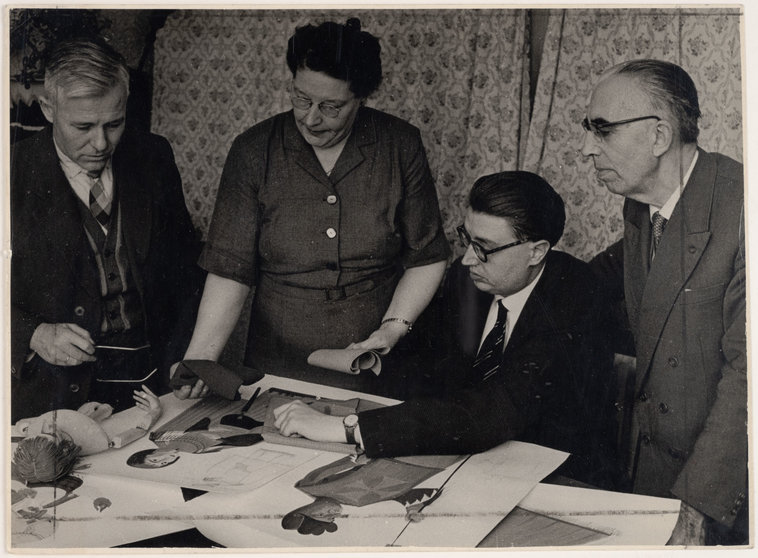 Het-gezelschap-Hopla-bekijkt-schetsen-van-poppen-Mechelen