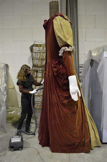 Reiniging-kostuum-reuzin-Isabella