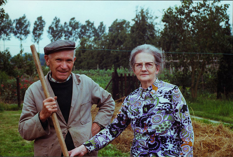Man-en-vrouw-bij-moestuin-Wever-jaren-1970