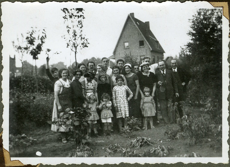 Gezelschap-poseert-in-de-moestuin