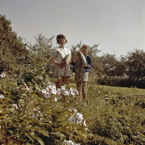 Vrouw-en-kind-in-een-tuin