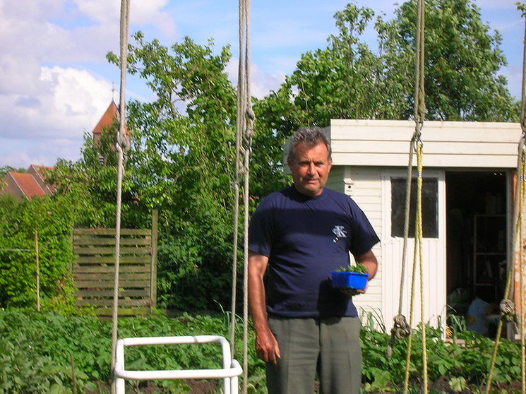 Man-bij-moestuin-Oostkamp-2006