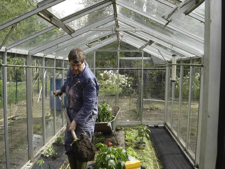 Man-werkt-in-moestuin-in-de-serre-Wijnegem-jaren-2000