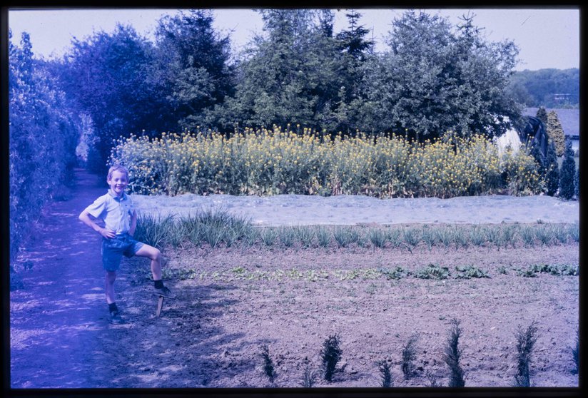 Jongen-poseert-bij-moestuin-Linden-1985