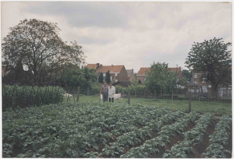Vader-en-dochter-bij-moestuin-Linden-1992
