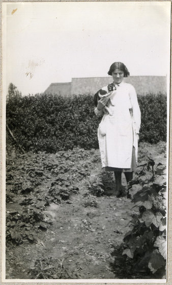 Vrouw-met-hond-bij-moestuin-ca-1930