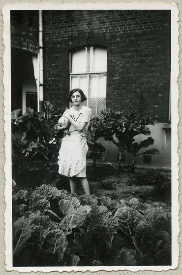 Meisje-in-de-moestuin-ca-1937