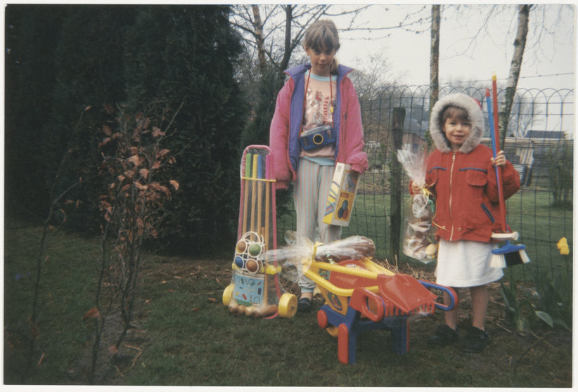 Kinderen-in-de-tuin-tijdens-Pasen-Lembeke-1995-1996
