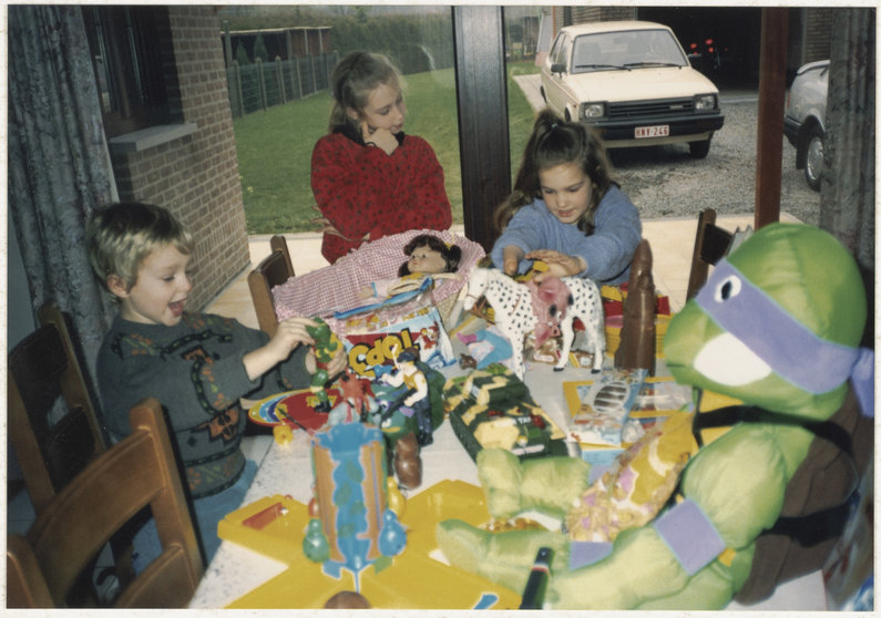 Spelende-kinderen-aan-tafel-Drongen