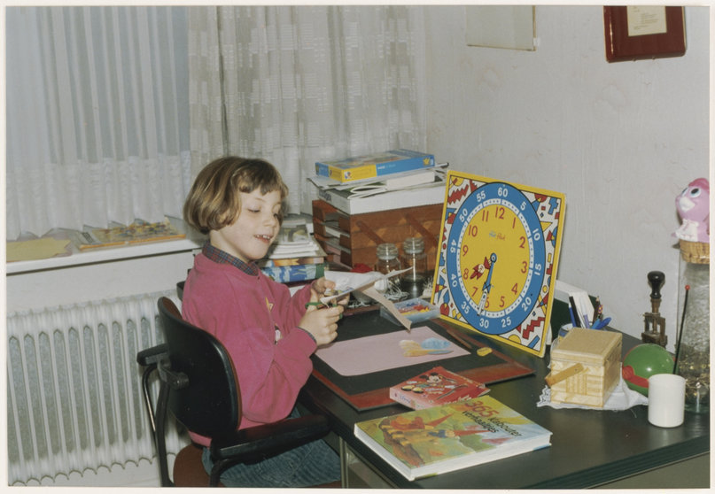 Meisje-speelt-op-haar-kamer-1993