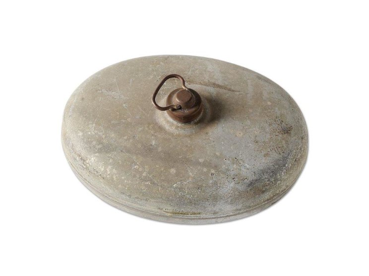 Platte-warmwaterkruik-uit-metaal-met-schroefdop