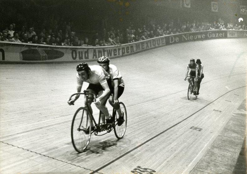 Patrick-Sercu-en-Kalinca-tijdens-een-tandemrace-op-de-piste