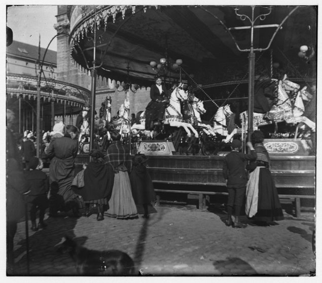 Een-kermismolen-op-de-foor-op-het-Sint-Pietersplein-Gent-ca-1893