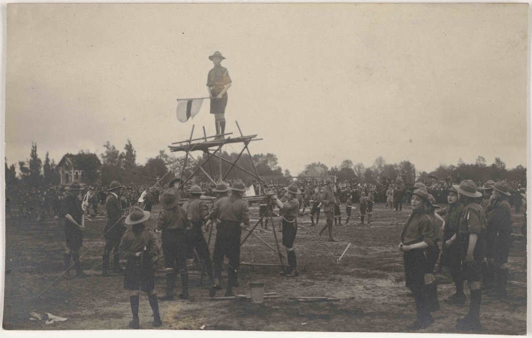 Leden-van-jeugdbeweging-tijdens-militair-feest-op-plein-te-Sint-Denijs-Westrem-1920