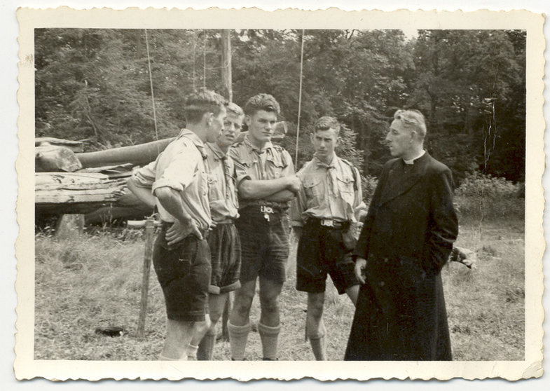 Wilfried-Morbee-op-kamp-in-Frankrijk-met-zijn-scoutsgroep