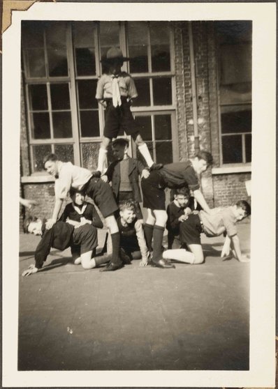 Scouts-poseren-in-piramideformatie