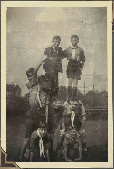 Scouts-poseren-in-piramideformatie