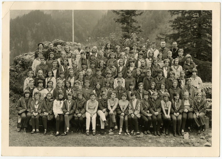 Groepsportret-tijdens-een-uitstap-van-een-jeugdbeweging-1960-1969