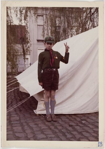 Scout-poseert-voor-tent-1971