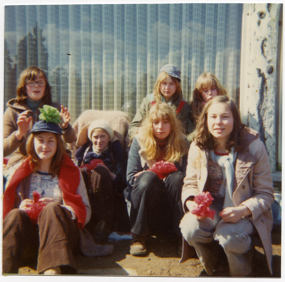 Groep-meisjes-poseren-tijdens-trektocht-VKSJ-kamp-ca-1975-1976