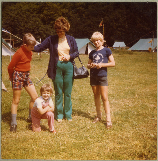 Vrouw-bij-kinderen-op-scoutskamp-ca-1974
