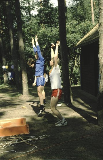Fitnessoefeningen-op-kamp-1986