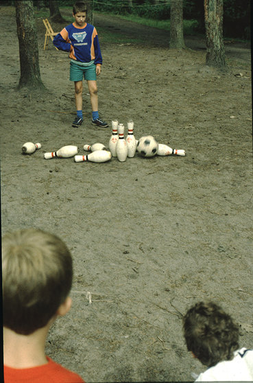 Kinderen-spelen-met-kegels-op-kamp-1986