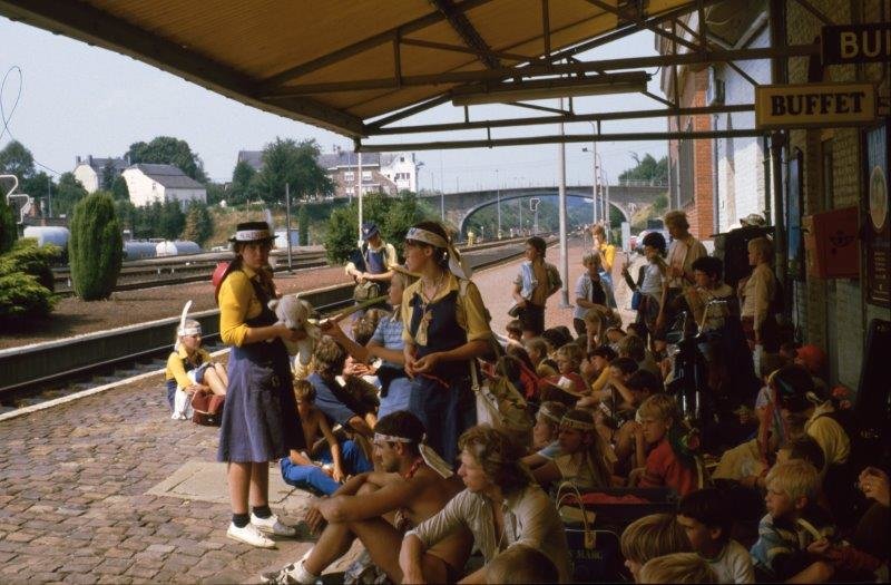 Groep-kinderen-wacht-op-trein-Steinbach
