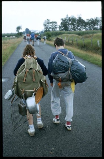 Kinderen-met-rugzakken-op-stap-Geel-1986