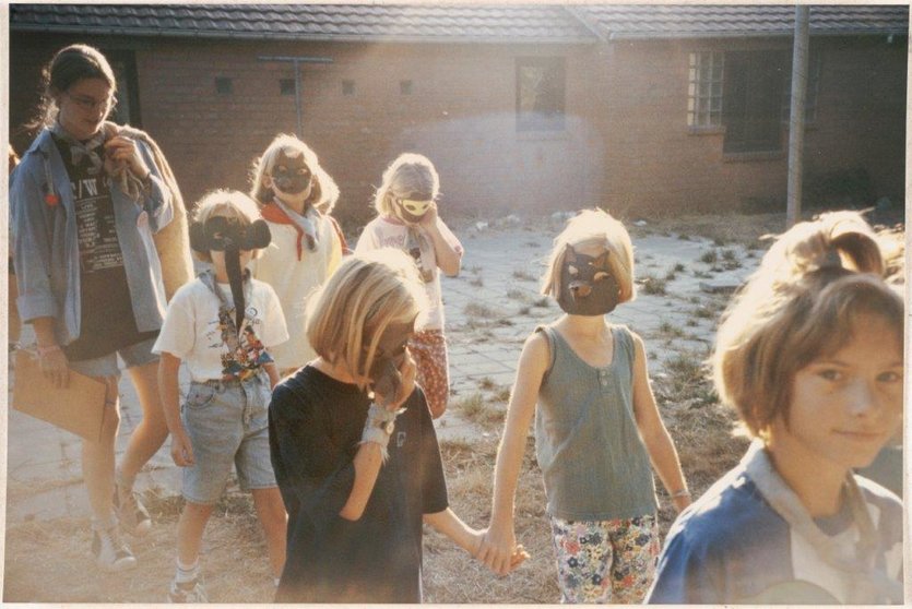 Kinderen-met-masker-op-kamp-1995
