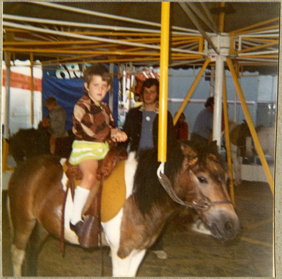 Meisje-op-pony-op-de-kermis-Sint-Jacobs-Gent-1972