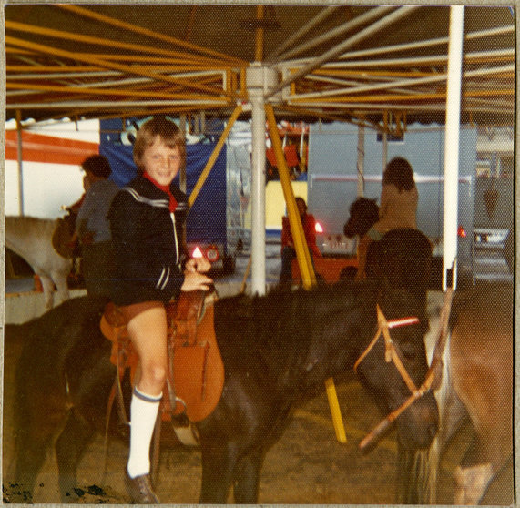Meisje-op-pony-op-de-kermis-Sint-Jacobs-Gent-1972