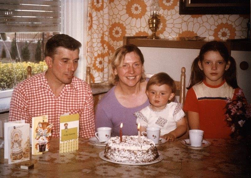 Gezin-rond-verjaardagstaart